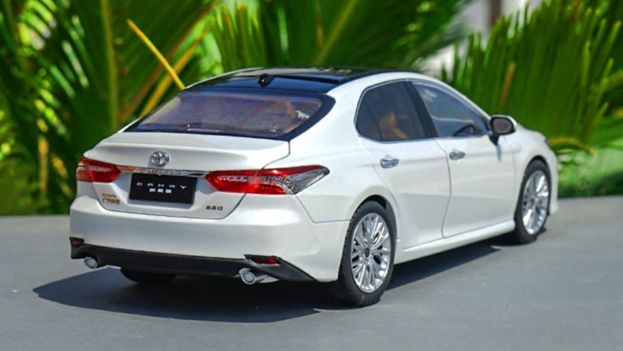Toyota Camry 8th Generation White 1:18 Diecast Car Model