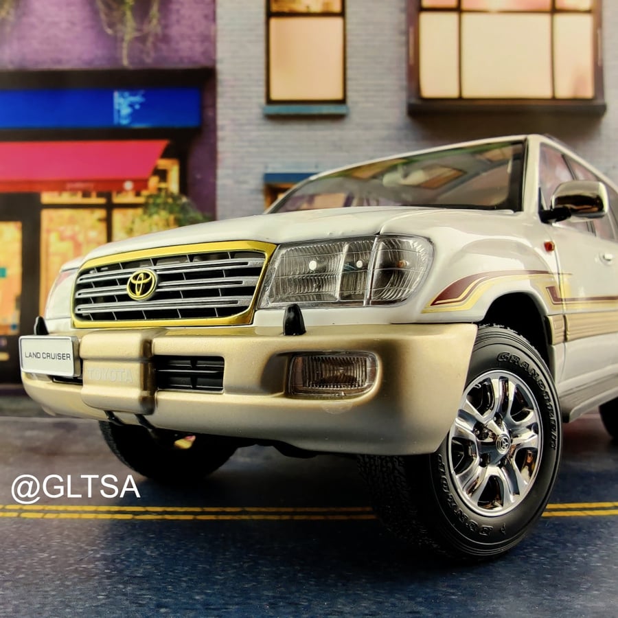 Toyota Land Cruiser LC100 White 1:18 Diecast Car Model