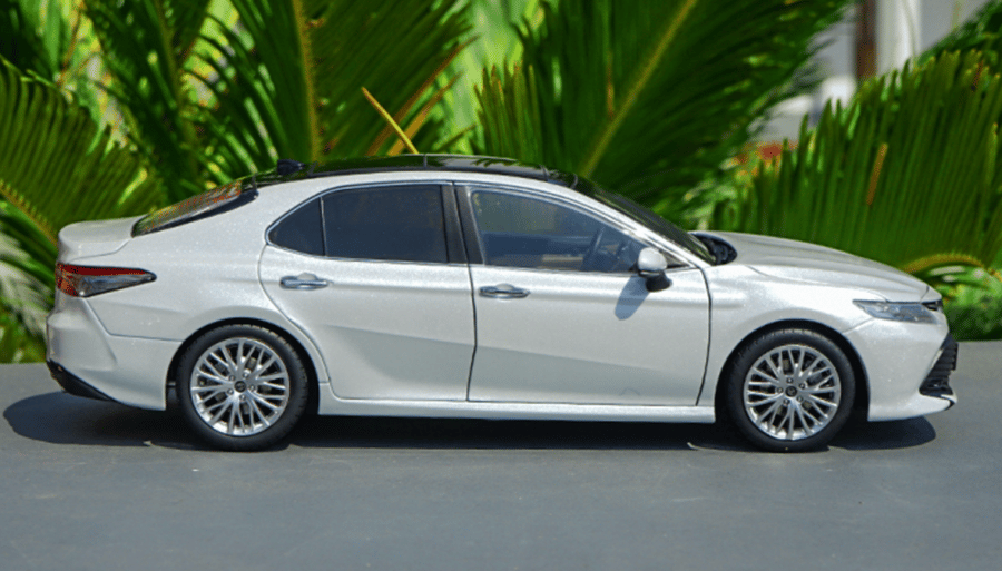 Toyota Camry 8th Generation White 1:18 Diecast Car Model