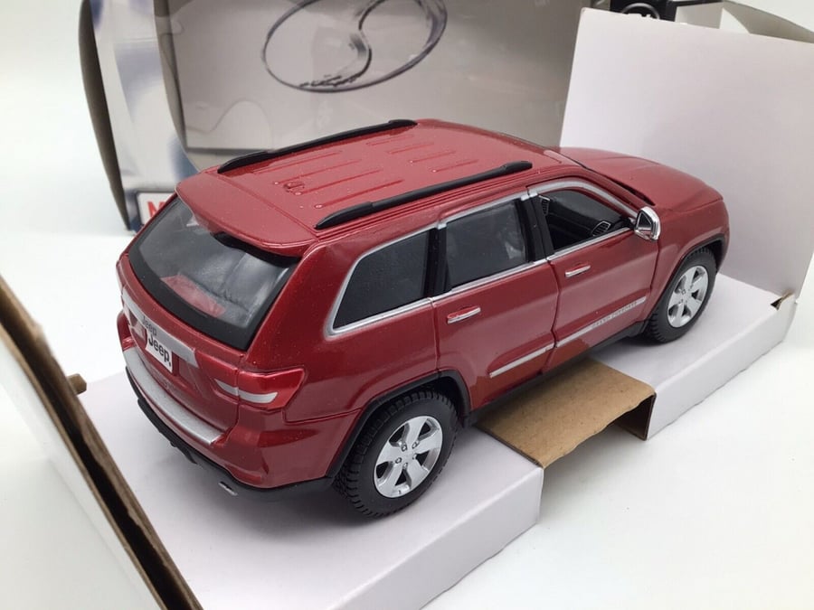 Jeep Grand Cherokee Laredo Red 1:24 Maisto 31205BX