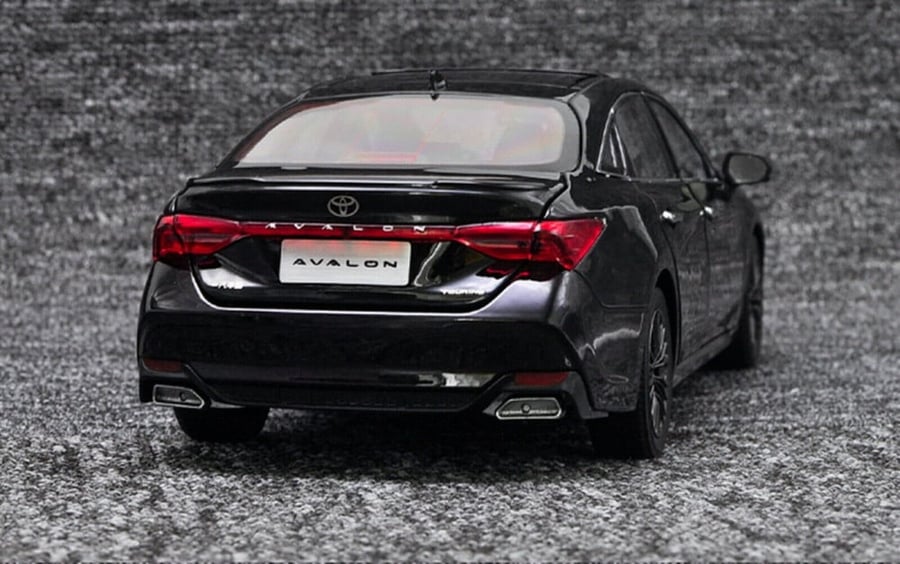Toyota Avalon Black 1:18 Diecast Car Model