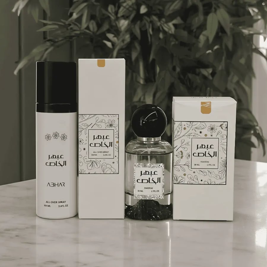 بكج عبهر الخاص من متجر عبهر يحتوي على زجاجة عطر وبخاخ للشعر والجسم