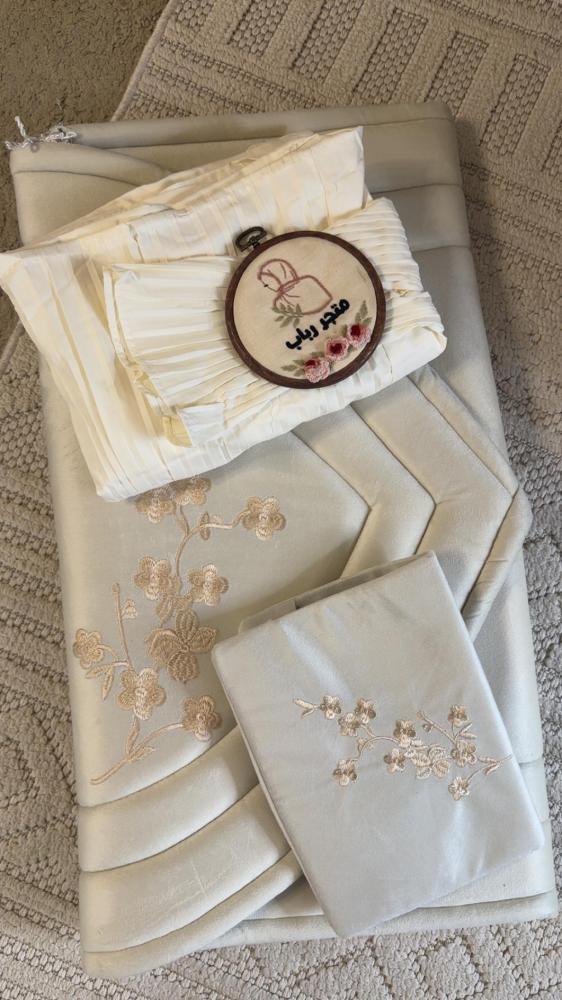Very luxurious prayer set.