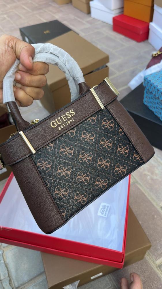 شنطة GUESS مع بوكس