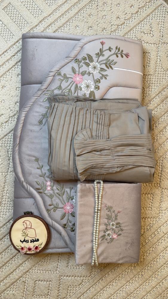 Very luxurious prayer set.