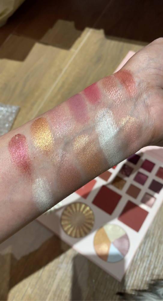 ظل red beauty مع اضاءة وحمرة خدود