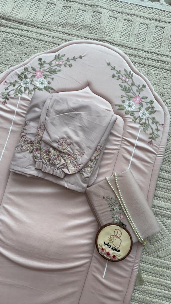Very luxurious prayer set.