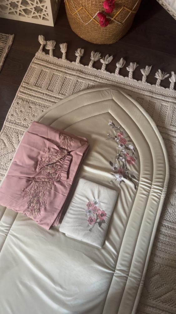 Very luxurious prayer set.