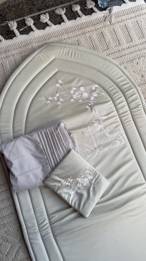 Very luxurious prayer set.