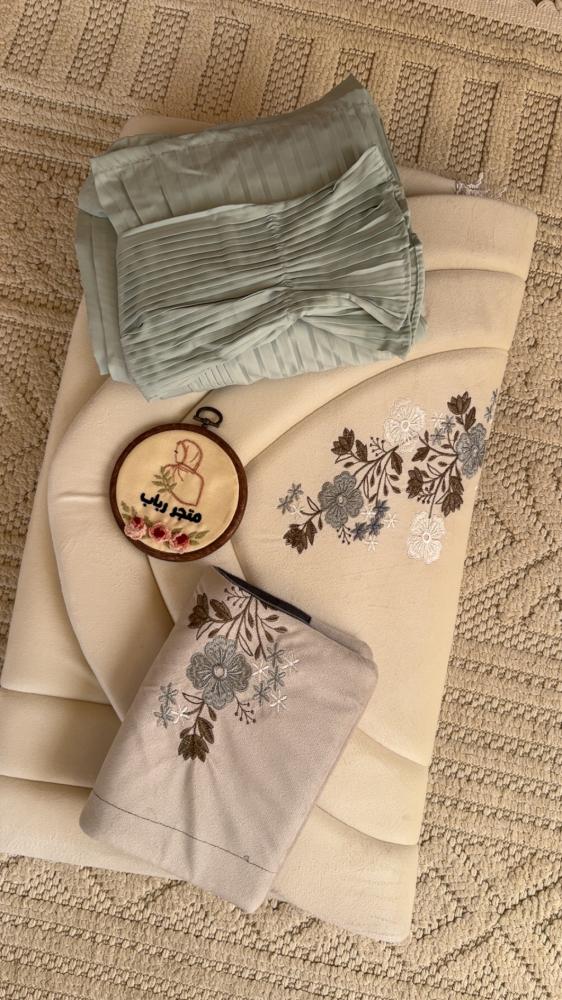 Very luxurious prayer set.