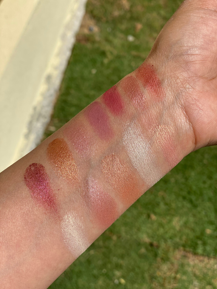 ظل red beauty مع اضاءة وحمرة خدود