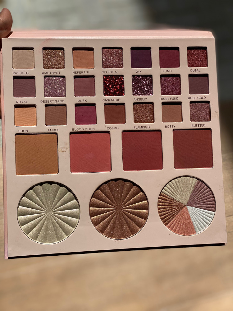 ظل red beauty مع اضاءة وحمرة خدود