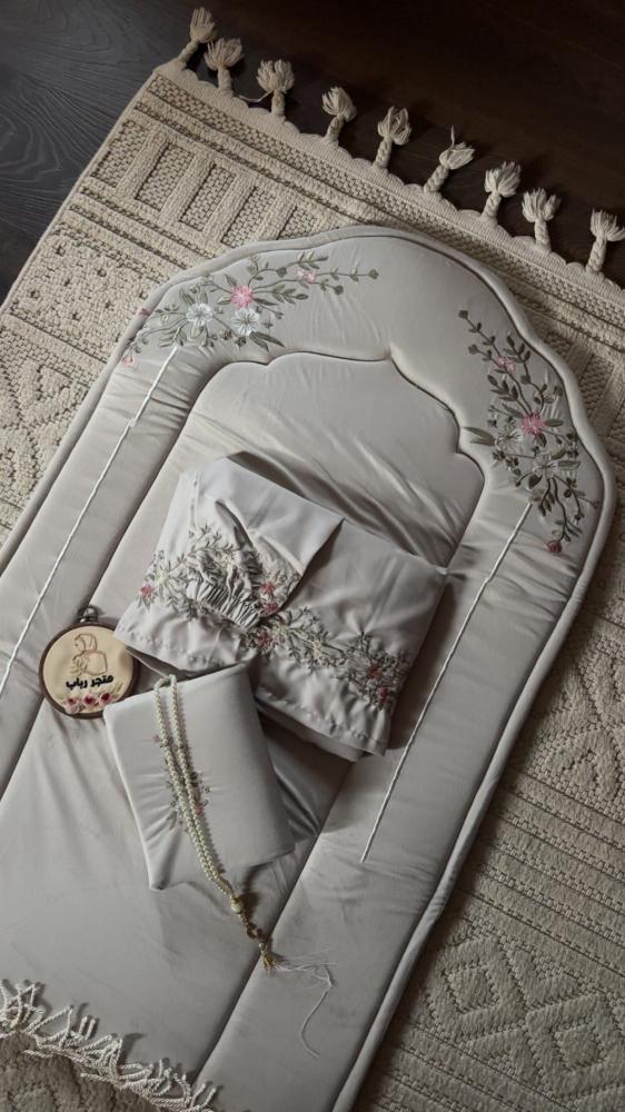 Very luxurious prayer set.