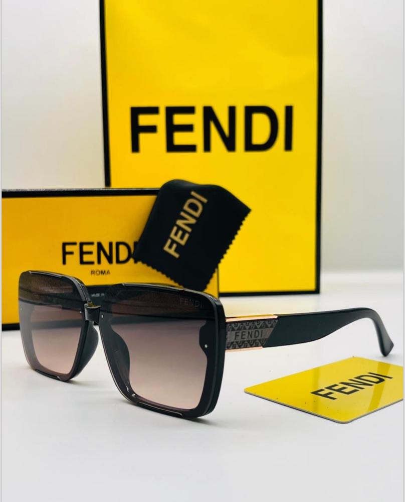 Very luxurious Fendi glasses with accessories