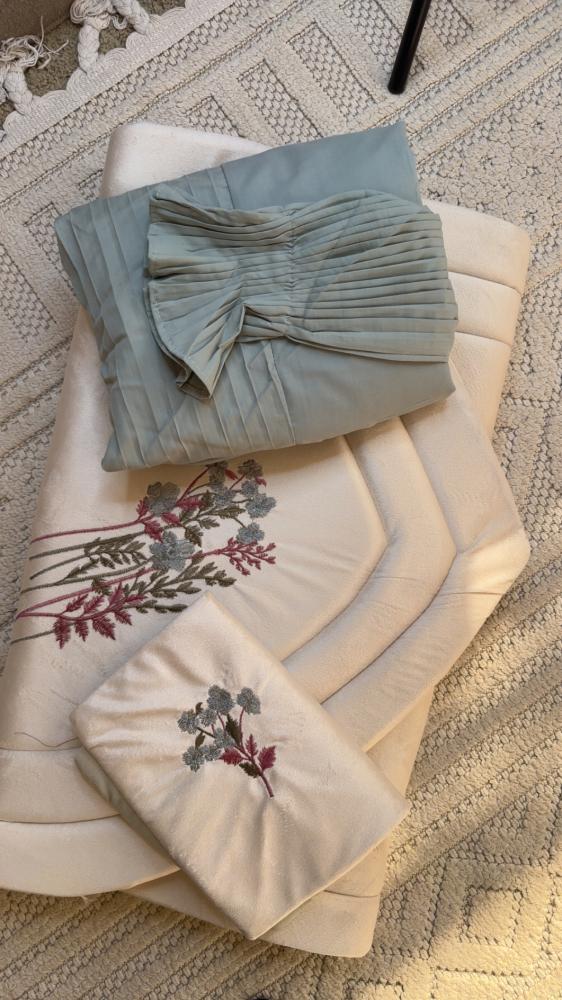 Very luxurious prayer set.