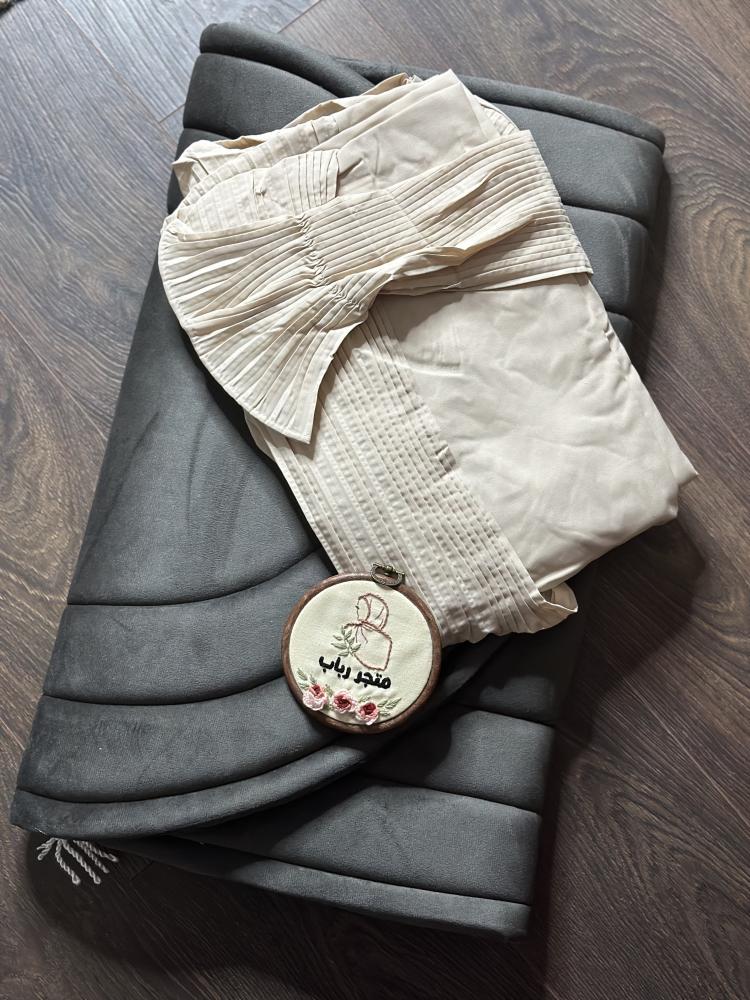 طقم صلاة  + سجاد  بني مع شرشف بيج فاتح مايل للبني مرد ( ربطة)