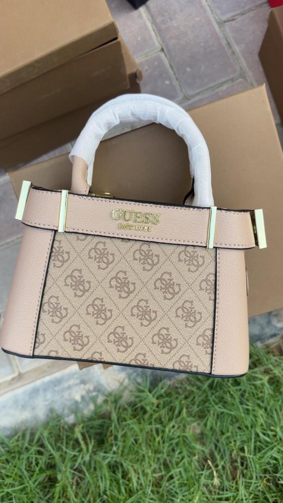 شنطة GUESS مع بوكس