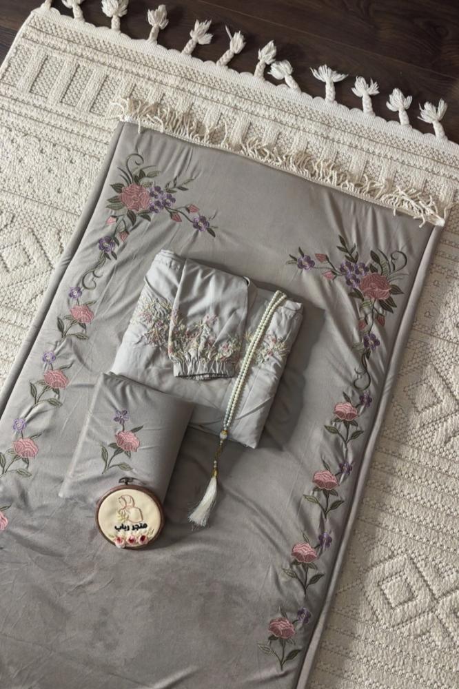 Very luxurious prayer set.