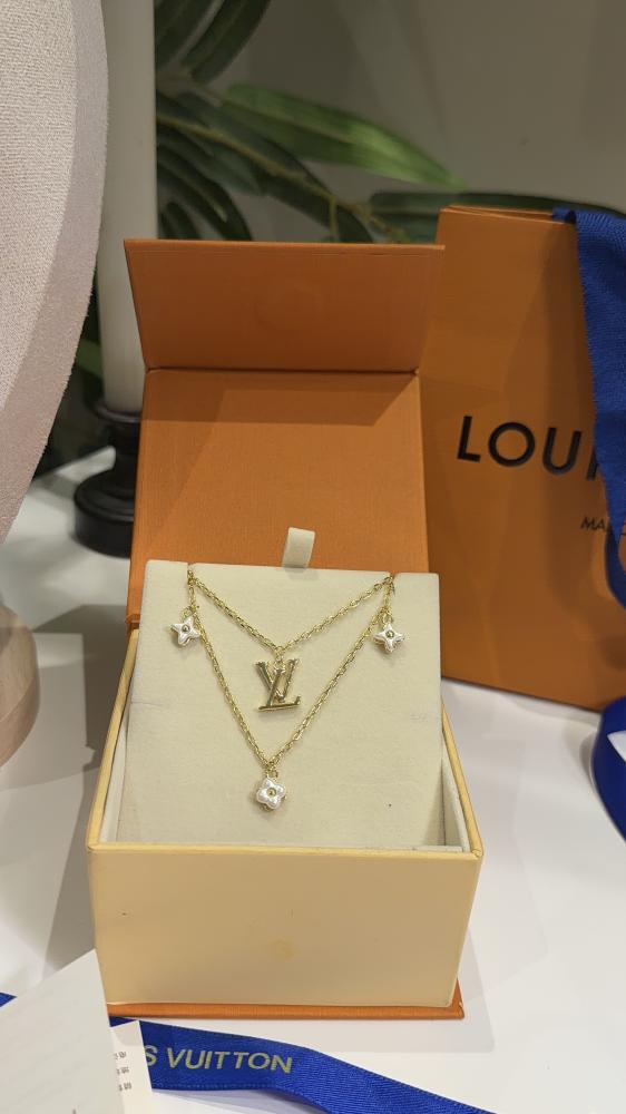 LV pink عقد