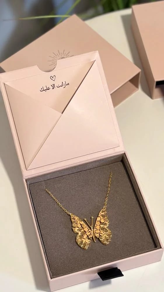 عقد الفراشه الذهبيه