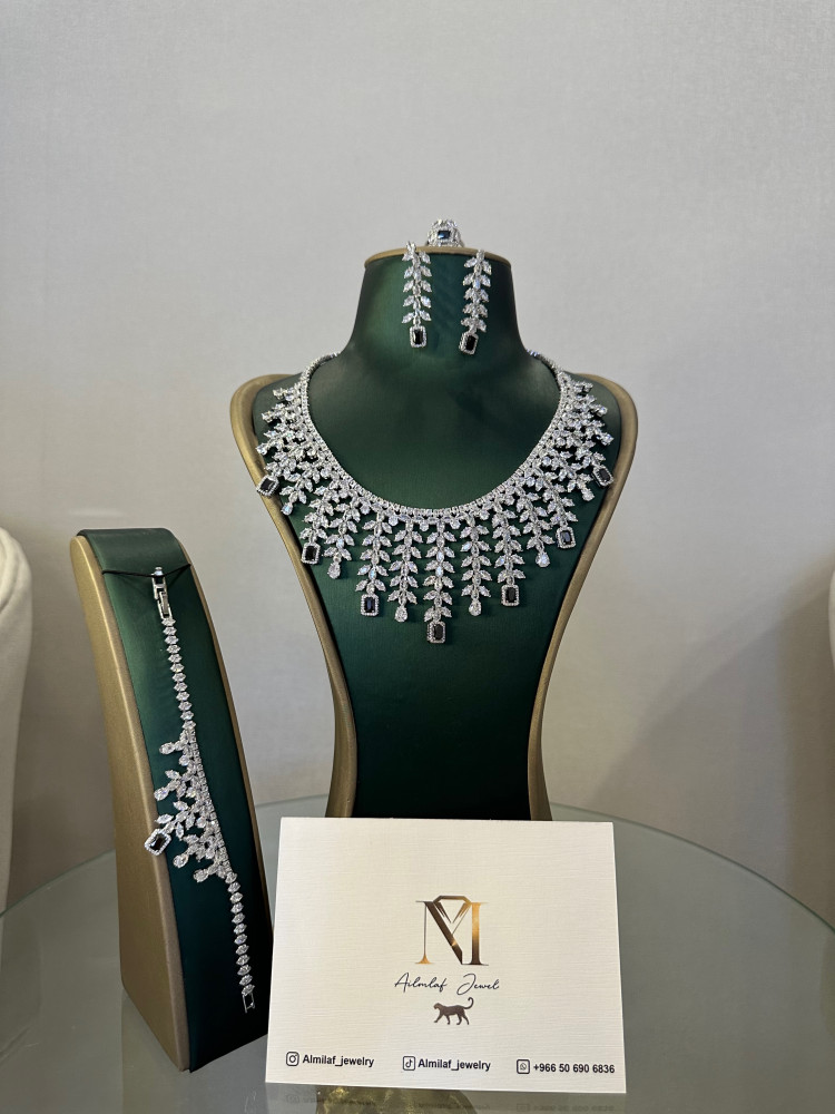 طقم أسود