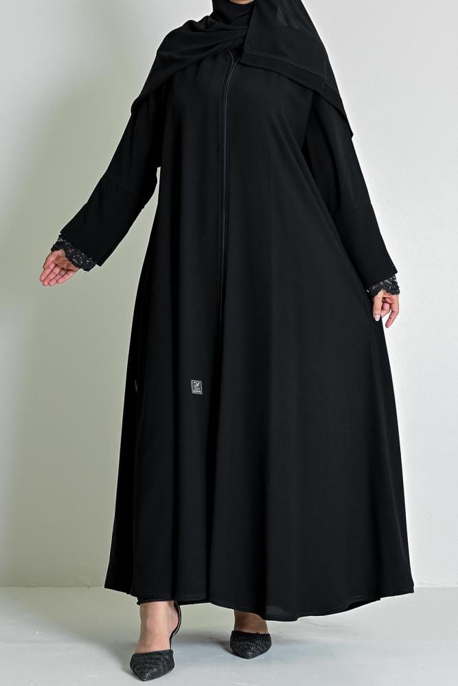 عباية كريب ملكي سادة بأكمام دانتيل أسود