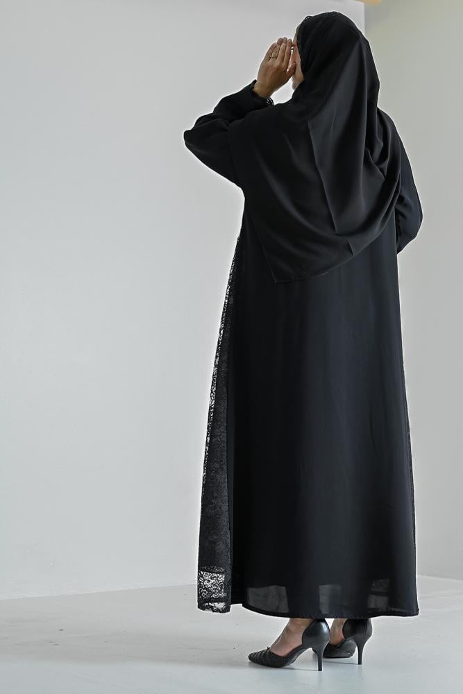 عباية سوداء بتداخلات دانتيل جانبية