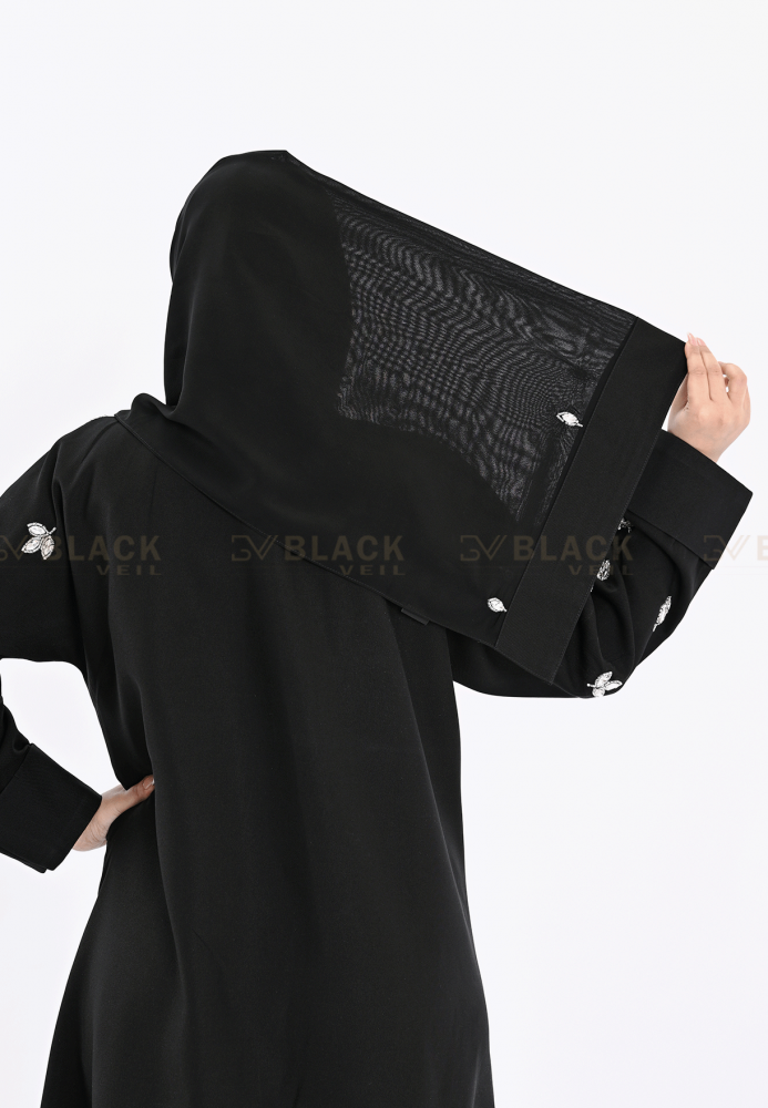 عبايةعباية كتف سوداء بتطريز ابيض
