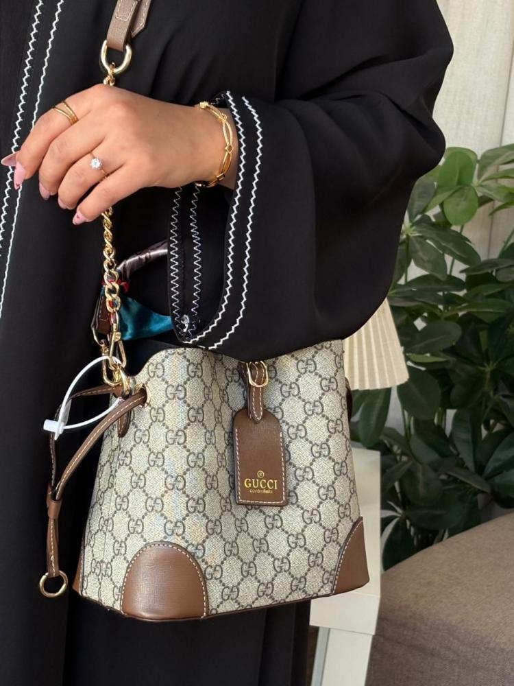 شنط من ماركة قوتشي بعلبة الماركه.