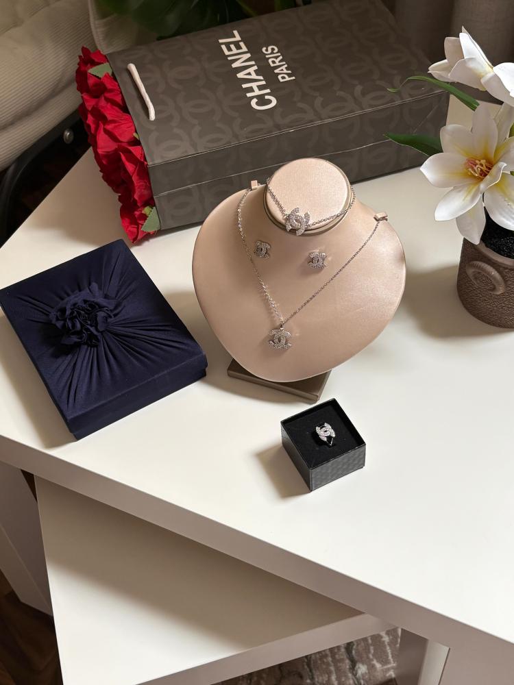 طقم إكسسوارات متكامل (سلسال + أسوارة + حلق + خاتم من شنل)
