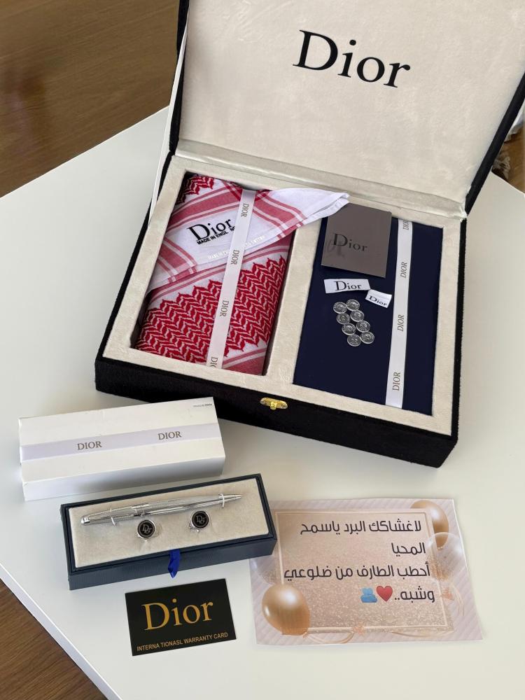 طقم هدية رجالي ديور بشماغ أحمر وقماش كحلي وزراير وقلم فضي وكبك