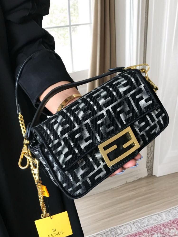 حقيبة فندي نسائية باللون الأسود مع سلسلة ذهبية مناسبة للإطلالات اليومي