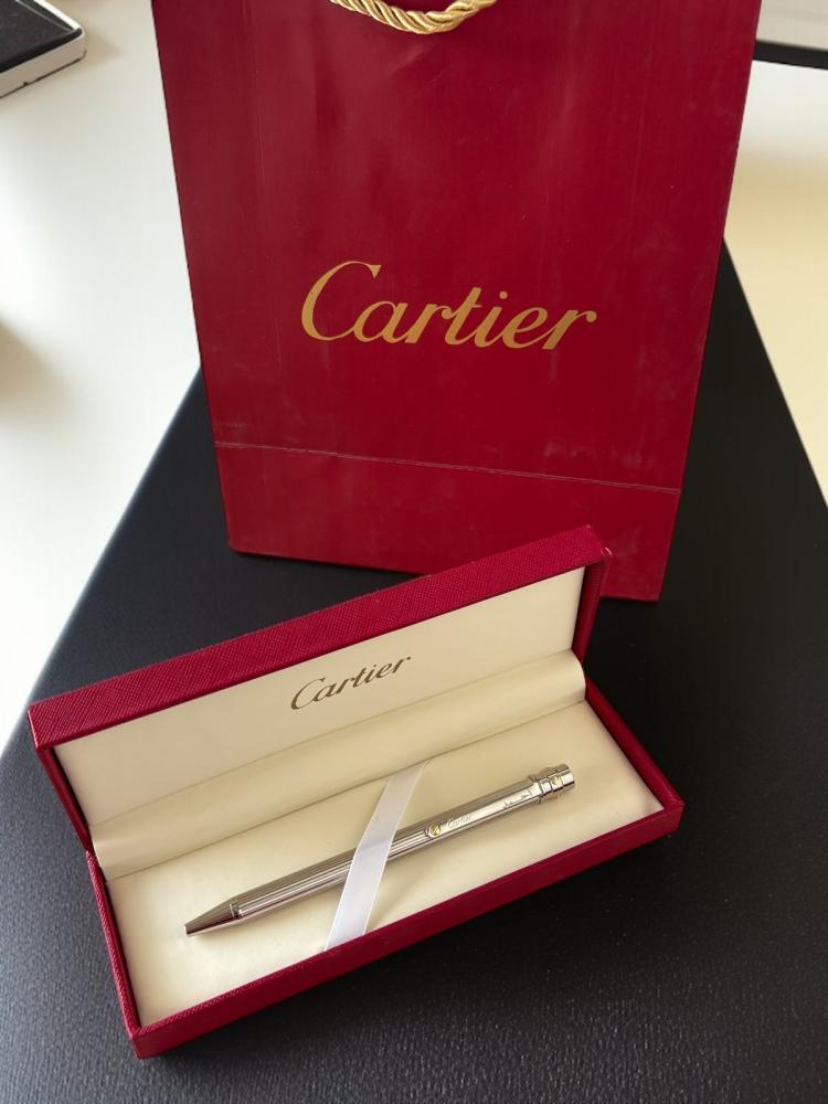 Give to whom you love ️ ◽Cartier brand pen.