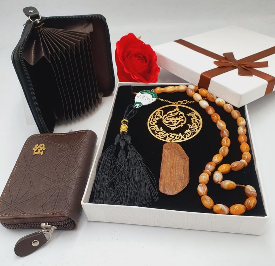 طقم هدايا. تعليقه سياره مع كسرت العود بالاسم.