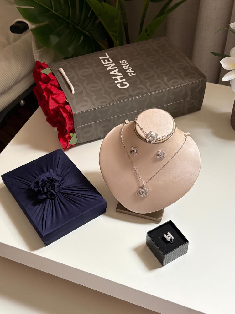 طقم إكسسوارات متكامل (سلسال + أسوارة + حلق + خاتم من شنل)