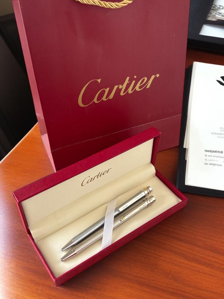 Give to whom you love ️ ◽Cartier brand pen.