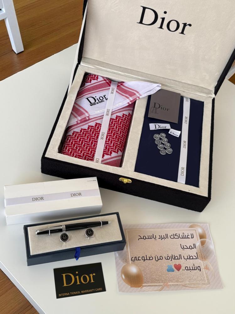 بوكس هدية رجالي ديور بشماغ أحمر وقماش ثوب كحلي وقلم وكبك