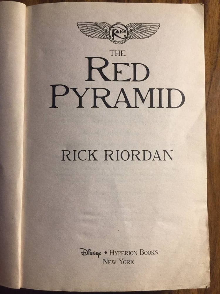 The red pyramid - Rick Riordan (P20)