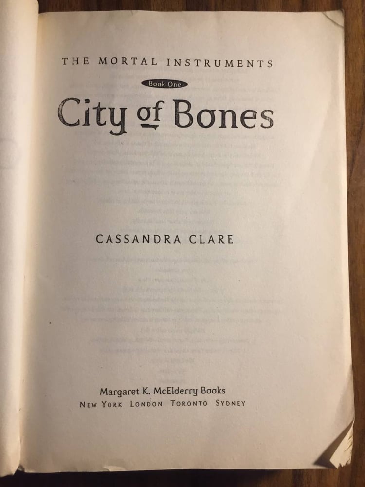 City of bones - Casssandra Clare (Q6)