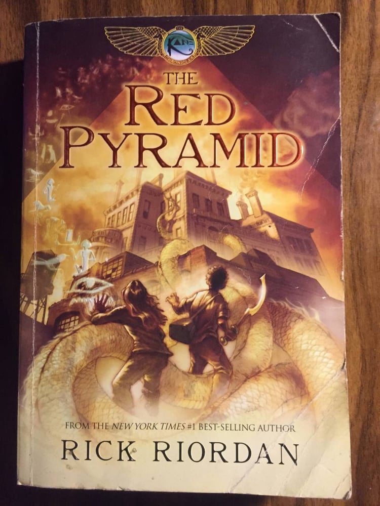 The red pyramid - Rick Riordan (P20)