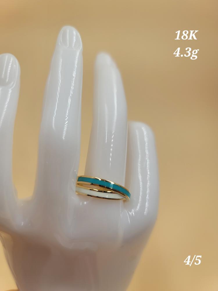 خاتم بخاتمين متعاكسين عيار 18 من الذهب بتصميم عصري