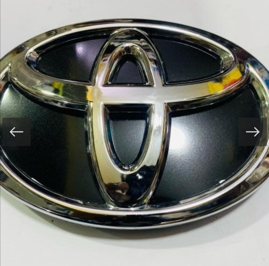 Toyota Camry 2018 - 2019 grille badge