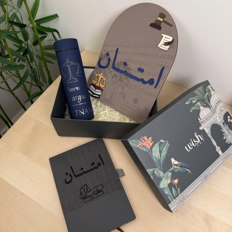 مجموعة التخصص الكاملة ( ستاند- دفتر - مق ) + قلم بنحت الاسم مجاناً