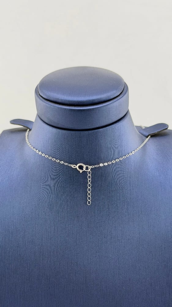 عقد ذهب ابيض تصميم الماس عيار 18