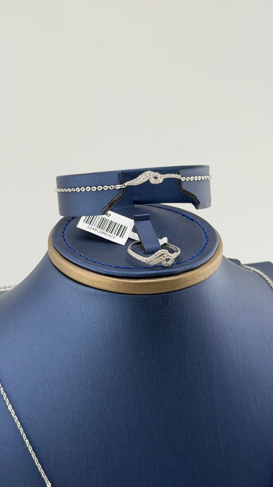 White gold set with diamond design 18 karat