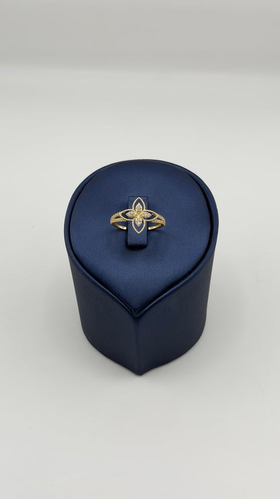 Gold ring with diamond design 18 karat