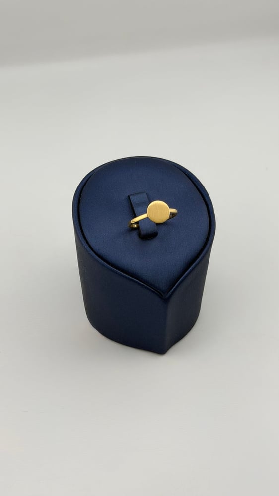 Gold ring, circular design, 18 karat