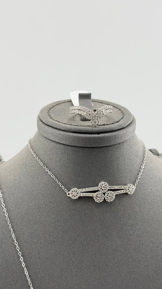 White gold set with diamond design 18 karat