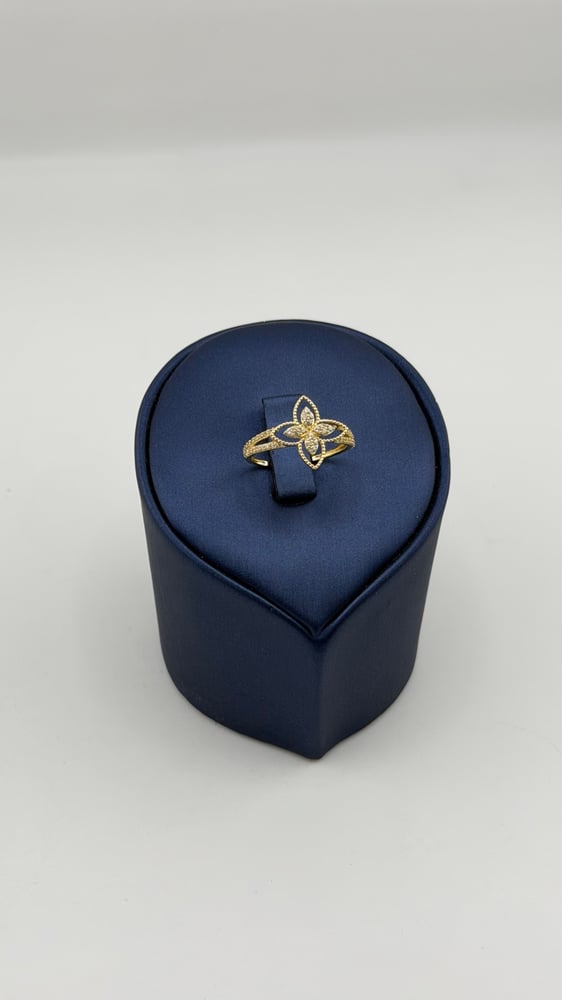 Gold ring with diamond design 18 karat