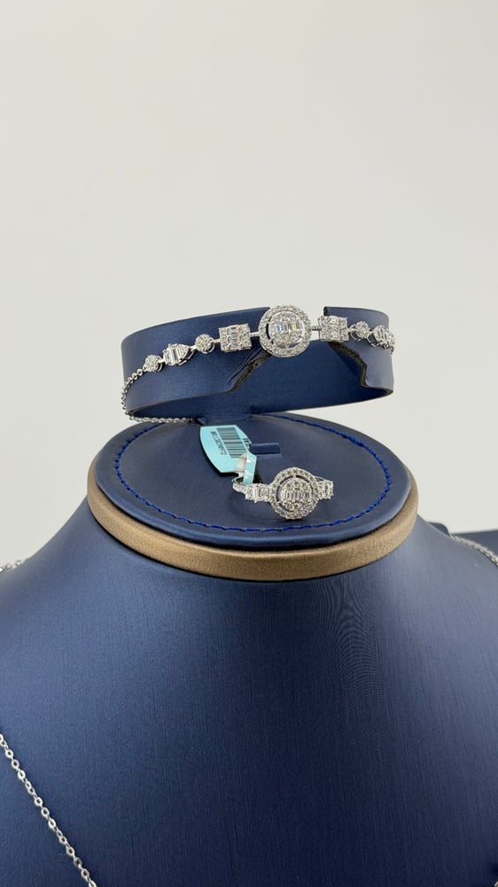 White gold set with diamond design 18 karat